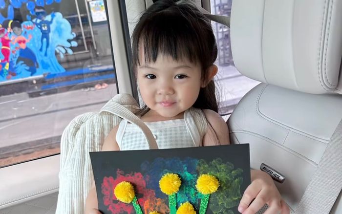 Con gái Đàm Thu Trang tặng mẹ món quà đặc biệt, bà xã Cường Đô La hạnh phúc: 'Mẹ yêu con'