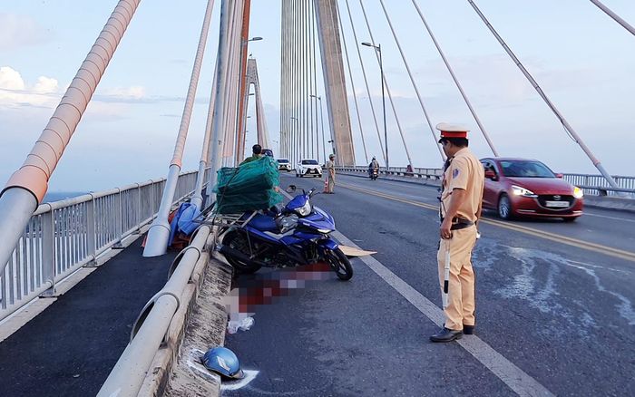 Nghe tiếng động lớn khi đang đi trên cầu Rạch Miễu, người dân liền hoảng sợ với cảnh tượng trước mắt
