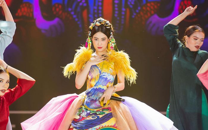 Đình đám quốc tế, 'See Tình' của Hoàng Thùy Linh bất ngờ bị viết sai tên trên sân khấu trong nước