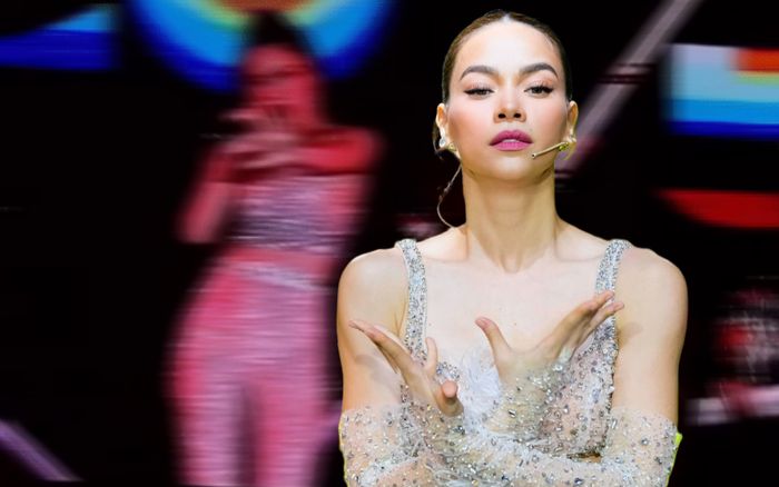 Hồ Ngọc Hà tiếp tục 'xài lại' đồ cũ khi chạy show ca hát, khéo léo thế này fan khó lòng nhận ra!