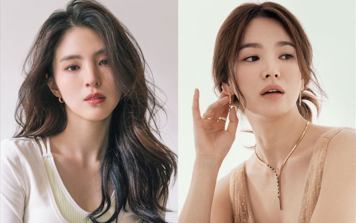 Chụp chung với thầy giáo, Song Hye Kyo khiến fan choáng váng vì nhan sắc 10 năm trước