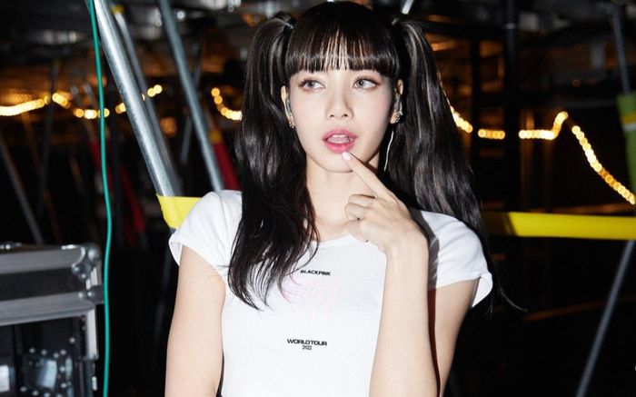 Khoảnh khắc gây nhức mắt của Lisa: Diện váy ngắn nhưng ngồi 'banh chân' sát mặt fan