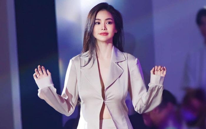 Rộ clip Engfa Waraha phanh áo để chiếm spotlight của một á hậu khác?