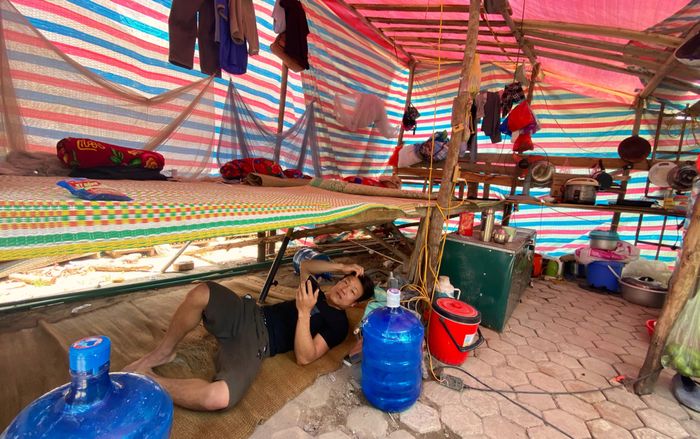 Công nhân chật vật, chui xuống gầm giường trốn nóng đỉnh điểm trong lán trại tạm: 'Nóng như cái lò gạch'
