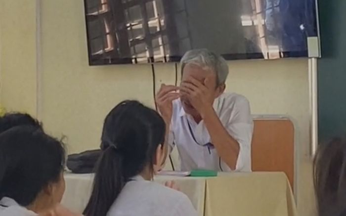 Chia tay học trò sau hơn 30 năm đứng bục giảng, thầy giáo đưa tay lau nước mắt khiến ai cũng xúc động