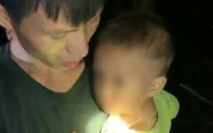 Cháu bé 2 tuổi đi lạc trong rừng thiêng suốt 6 giờ, tình trạng lúc tìm thấy gây bất ngờ