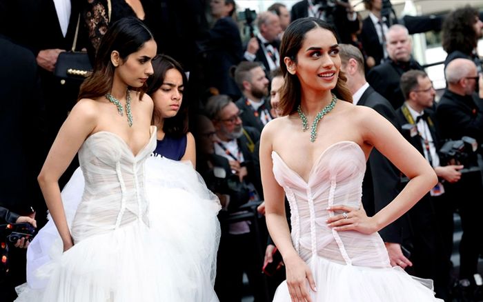 Hoa hậu Thế giới 2017 nhăn nhó 'khệ nệ' chiếc váy công chúa lên thảm đỏ Cannes
