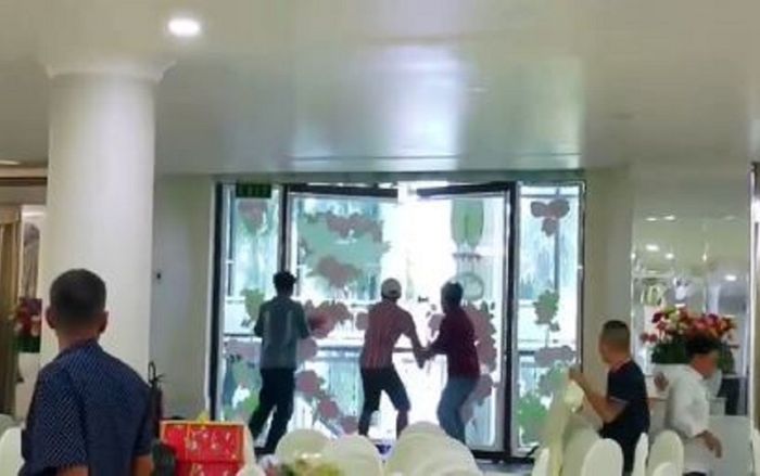 Ngày vui của cô dâu - chú rể bỗng chốc hóa thành 'cuộc thanh toán' của 2 nhóm thanh niên