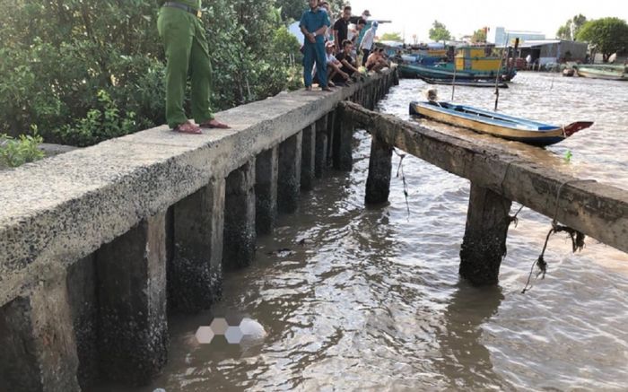 Đau lòng phát hiện thi thể thiếu nữ 15 tuổi dạt vào bờ biển, càng đáng thương hơn khi biết hoàn cảnh