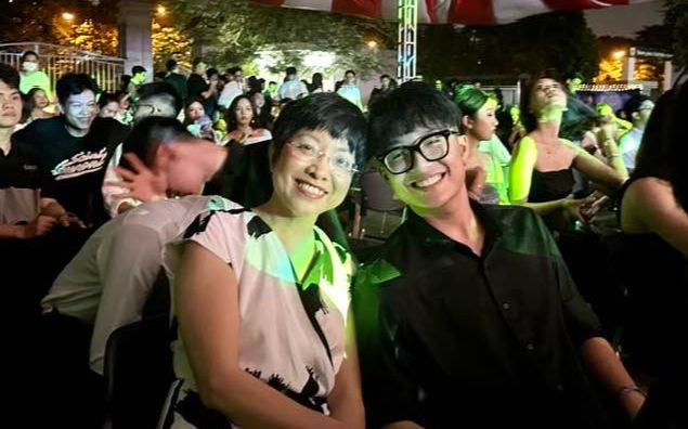 MC Thảo Vân nghẹn ngào trong lễ trưởng thành cuối cấp của con trai