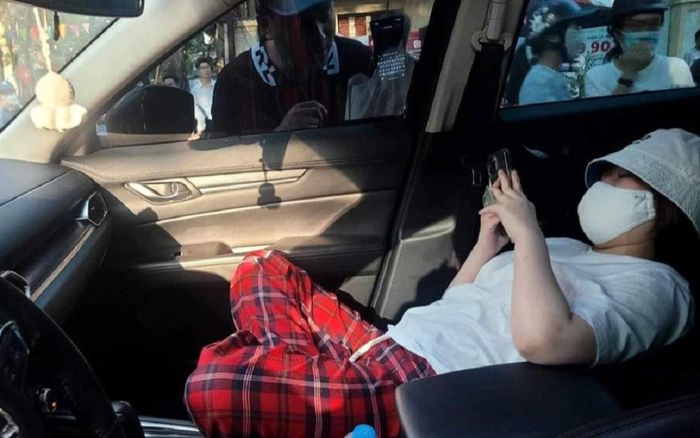 Nữ tài xế thản nhiên cố thủ trong ô tô nghe nhạc mặc Công an kêu gọi, danh tính gây bất ngờ