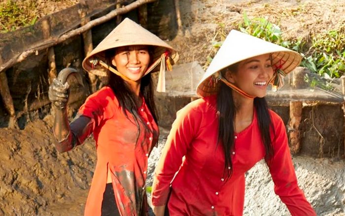 H'Hen Niê được khen ngợi hết lời với hình ảnh lội bùn bắt cá, netizen: 'Thương em ở cái chất mộc mạc!'