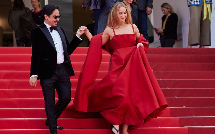 Jennifer Lawrence diện váy Dior cồng kềnh, công khai 'lách luật' với dép xỏ ngón tại Cannes ngày thứ 6
