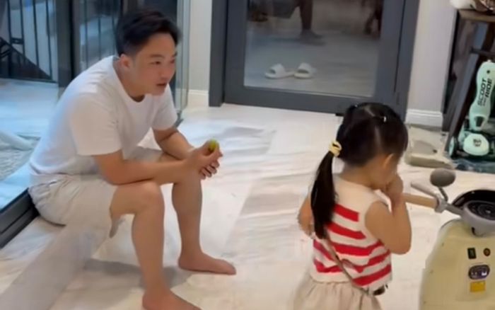 Suchin trổ tài lái 'siêu xe', thần thái 'cool ngầu' không kém gì bố