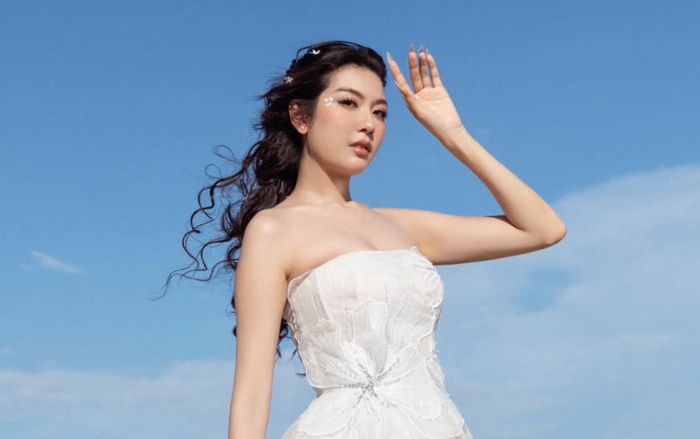 Á hậu Thúy Vân gặp sự cố với đôi giày vía khi thi Miss International 2015