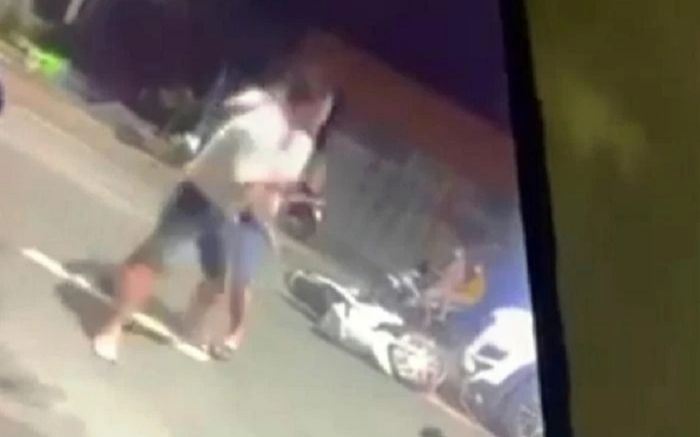 Tài xế ô tô bị nam thanh niên đánh đập sau va chạm giao thông đã tử vong