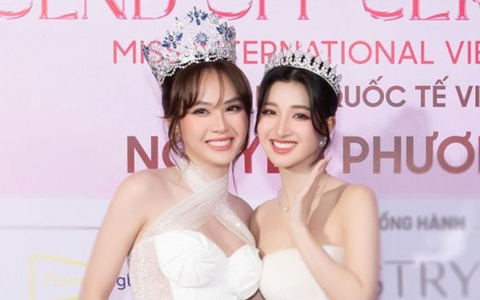 Á hậu Phương Nhi bất ngờ hôn Hoa hậu Mai Phương ở hậu trường, netizen chỉ biết thốt lên: 'Thật cảm lạnh'