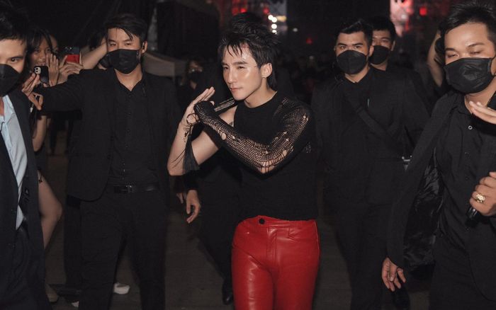 Được dàn vệ sĩ hộ tống ra về sau đêm diễn, Sơn Tùng có hành động ghi điểm dành cho khán giả