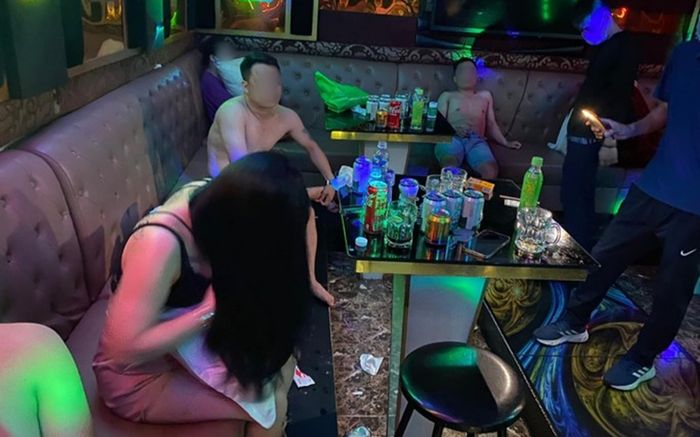 Đột kích quán karaoke, phát hiện cảnh tượng đáng xấu hổ của 4 nam 3 nữ bên trong phòng VIP
