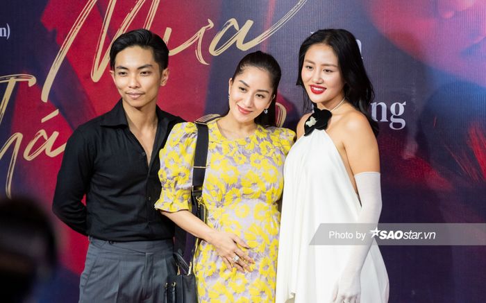Khánh Thi khệ nệ bụng bầu, cùng ông xã - Phan Hiển đến chúc mừng 'ngày vui' của Văn Mai Hương