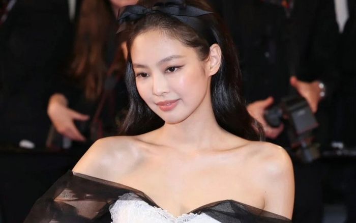 Phong cách trang điểm của Jennie tại Cannes gây xôn xao cõi mạng