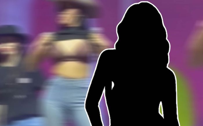 Nữ ca sĩ trẻ gây sốc khi vén áo trên sân khấu