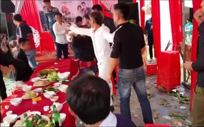 2 nhóm trai làng hỗn chiến tại đám cưới, biến ngày vui nhà cô dâu thành mớ hỗn độn