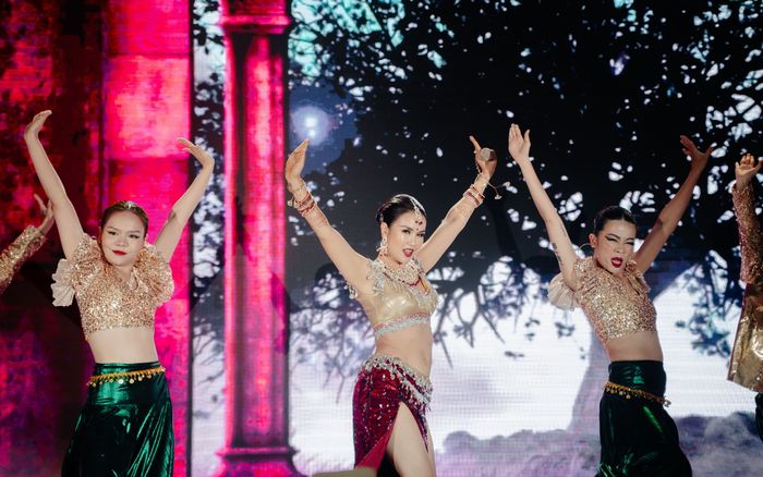 Võ Hạ Trâm 'mất đồ' khi chạy show ca hát: Nguyên nhân khiến ai cũng bất ngờ!