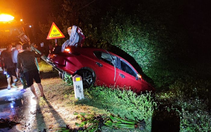 6 người thương vong sau cú lao xuống hồ nước của ô tô 5 chỗ