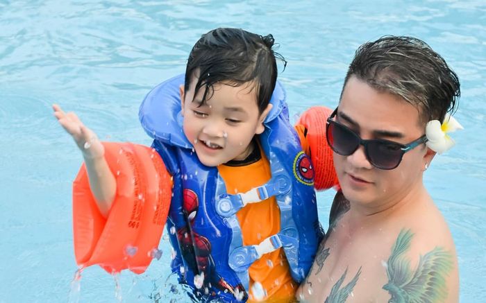 Quý tử Polo được nghỉ hè, Đàm Vĩnh Hưng liền làm ngay việc này cho con