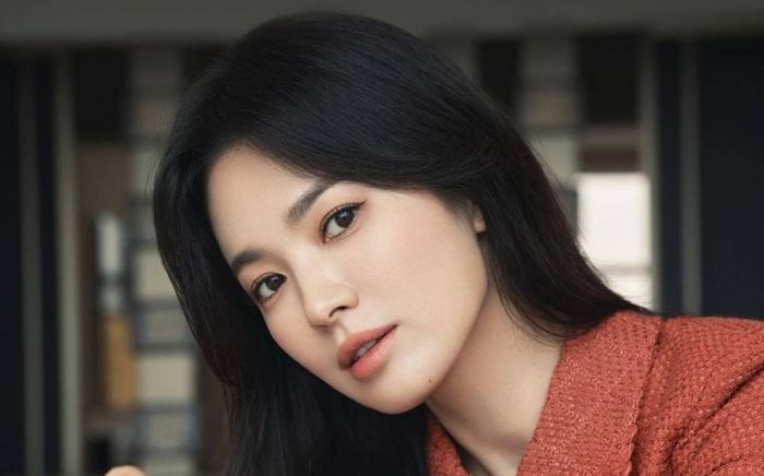 Mệt mỏi vì bị soi mói, Song Hye Kyo công khai ảnh hẹn hò, còn thoải mái để 'người ấy' ôm hôn