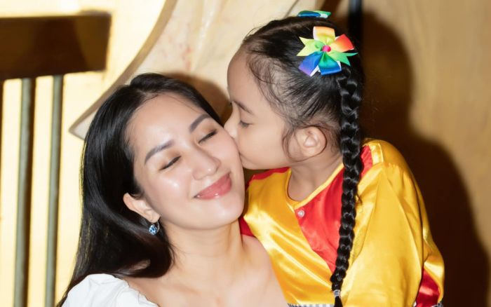 Ái nữ nhà Khánh Thi có phản ứng gây chú ý khi biết mẹ có em bé: 'Ba mẹ không thương con nữa'