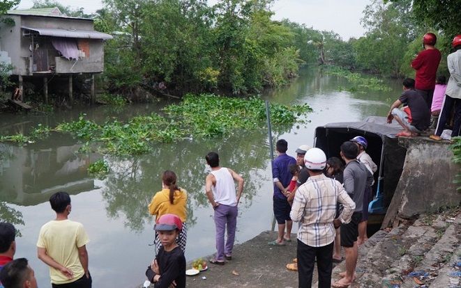 Chị cả lao xuống rạch cứu 2 em nhỏ và cái kết thương tâm