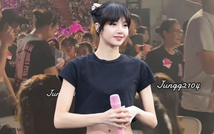 Gia đình Lisa đến xem con gái diễn tại concert BLACKPINK, ghi điểm với hành động tinh tế