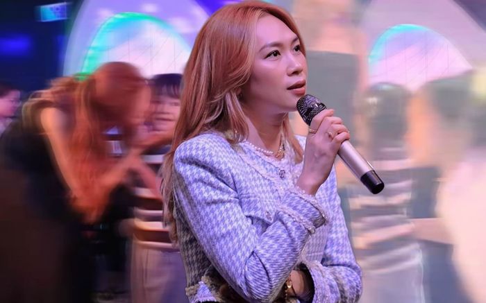 Hậu tin đồn mang thai, xuất hiện hình ảnh Mỹ Tâm chăm sóc, hôn má bé gái trong buổi tiệc riêng tư