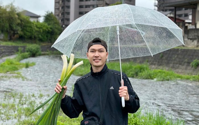 'Sinh tồn cuối tháng' chàng trai Việt sống ở Nhật Bản khiến dân tình 'há hốc' khi ra mương nước hái rau