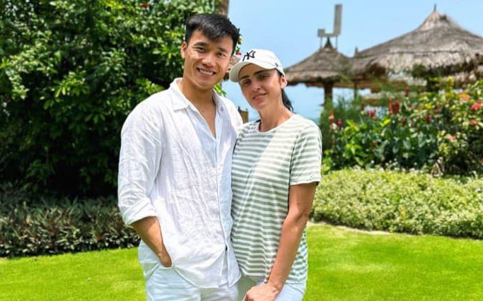 Mẹ vợ Bùi Tiến Dũng trẻ đẹp, 'dáng nuột': Hoá ra con gái siêu mẫu được thừa hưởng gen từ đây!