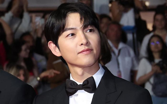 Sau Hyun Bin, đến lượt Song Joong Ki bị chỉ trích vì 'tham công tiếc việc' giữa lúc vợ sắp sinh con