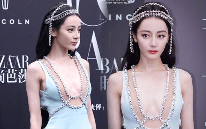 Địch Lệ Nhiệt Ba bị chỉ trích vì mê mặc váy xẻ, gặp thêm sự cố suýt 'muối mặt' tại sự kiện