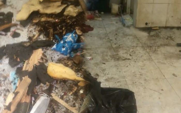 Kinh hãi cảnh phòng trọ ở bẩn của cô gái, hàng xóm phải đóng cửa vì mùi hôi thối