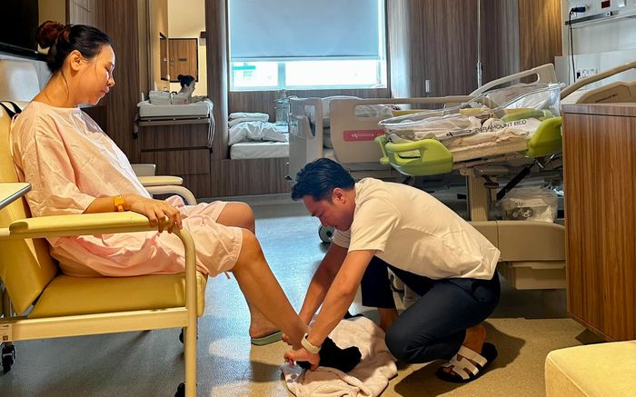 Đàm Thu Trang lộ diện sau khi sinh nhóc tỳ thứ hai, khoảnh khắc Cường Đô La khuỵ gối chăm sóc gây chú ý!