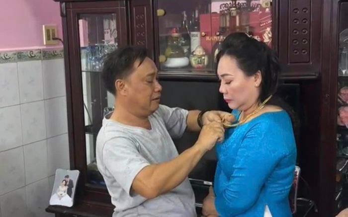 Cô dâu 60 tuổi quyết định lên xe hoa, ngày về nhà chồng được người đặc biệt tận tay trao vàng cưới