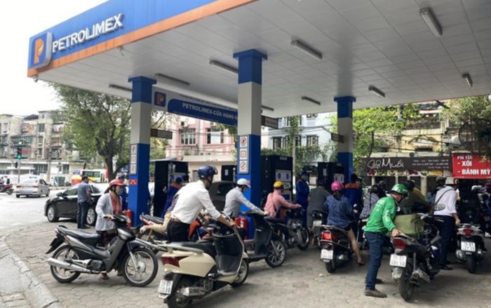 Chiều nay giá xăng tiếp tục tăng vượt ngưỡng 22.000 đồng/lít