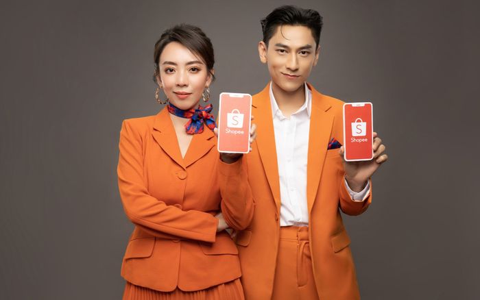 Đột nhập hậu trường TVC Shopee 6.6, Thu Trang tranh thủ livestream 'rao bán' cậu em trai Isaac