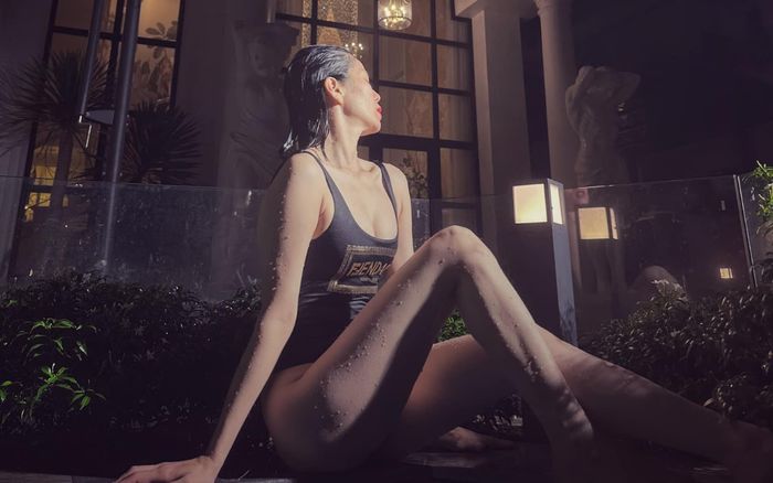 Lệ Quyên khoe dáng 'khét lẹt' trong trang phục bikini bé tí tẹo, body tuổi 42 thế nào?