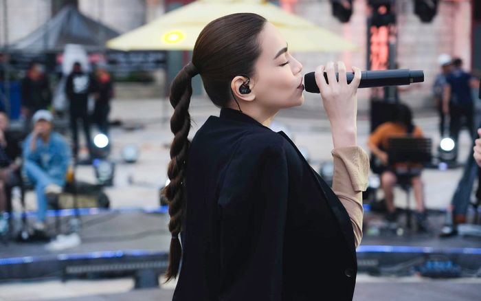 Hồ Ngọc Hà bị khán giả đi xem show 'chê' nhan sắc trên sân khấu: Khác xa ngoài đời?