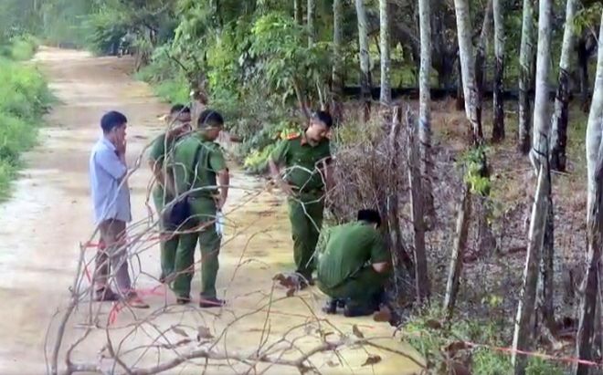 Bé trai sơ sinh nằm tử vong cạnh lô cao su, chết lặng khi nhìn vào một bên chân của thi thể