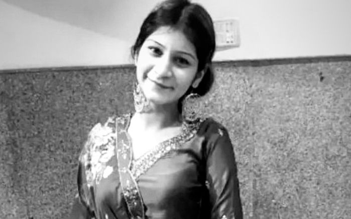 Một nữ người mẫu 24 tuổi tử vong tại chỗ bị khung sắt sân khấu đè lên người khi trình diễn catwalk