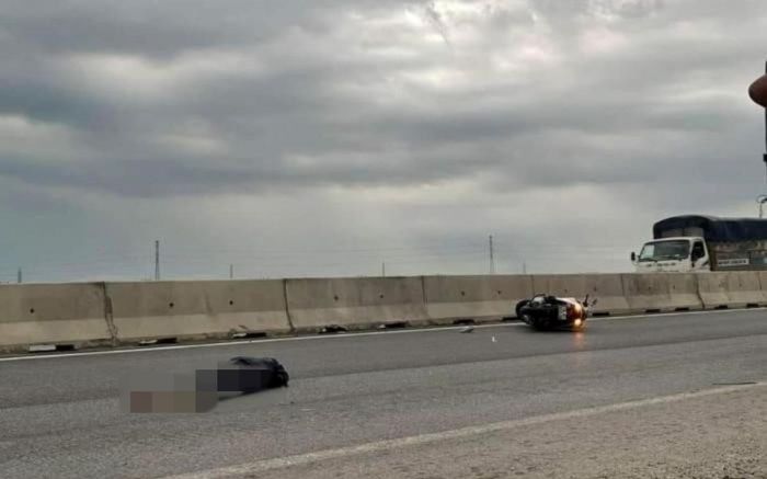 Tia sét giáng xuống đường, một thanh niên đi xe máy ngã xuống tử vong