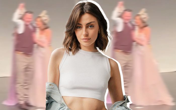 Xúc động khoảnh khắc người cha bất ngờ 'phóng' lên sân khấu ôm chầm con gái khi đăng quang Hoa hậu